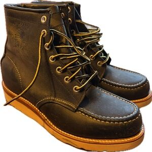 Leather safety toe lace up work boot.
